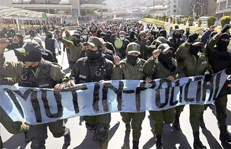 Policías bolivianos amotinados reinician negociaciones
